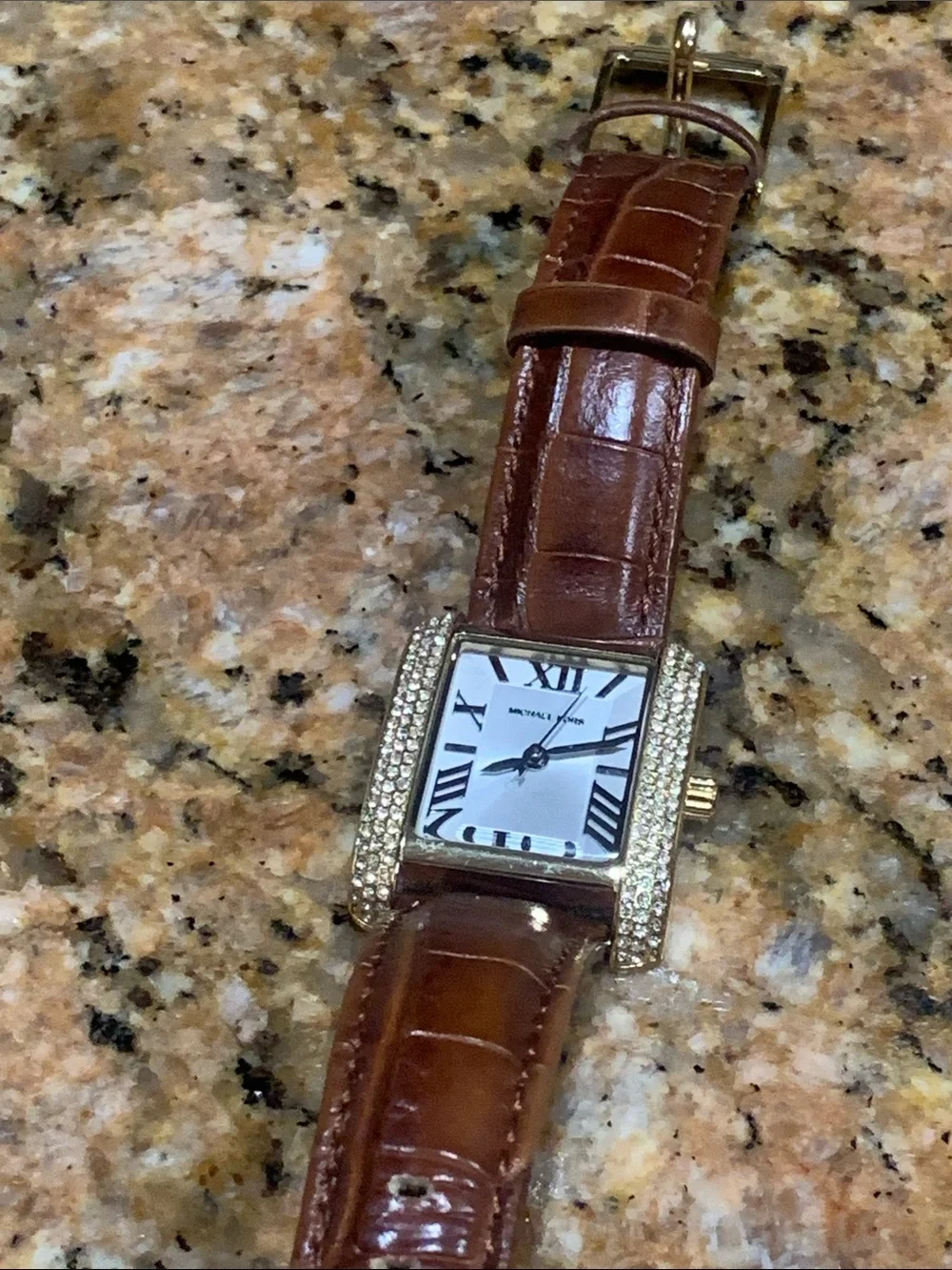 Absolutely stunning Michael Kors watch with Krystals and leather belt. Must !